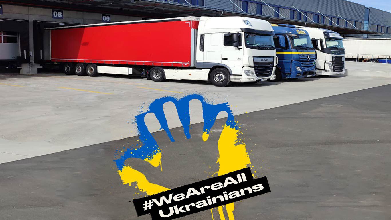 Vrachtwagens met donaties voor de mensen in Oekra&iuml;ne.